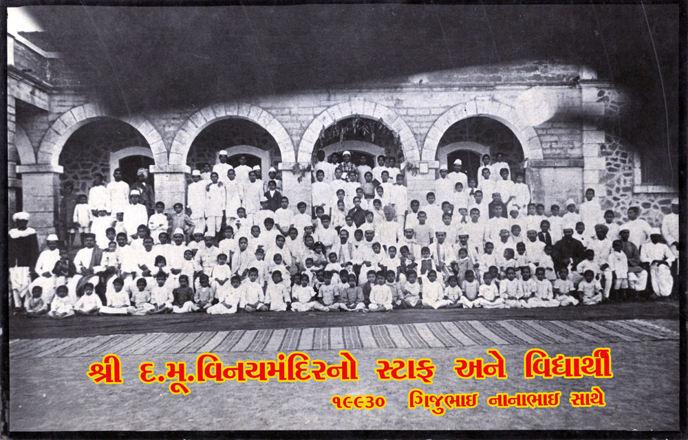 Gijubhai Nanabhai with students and staff of Vinaymandir 1930